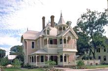 нежные оттенки розового на фасадах из деревянного сайдинга